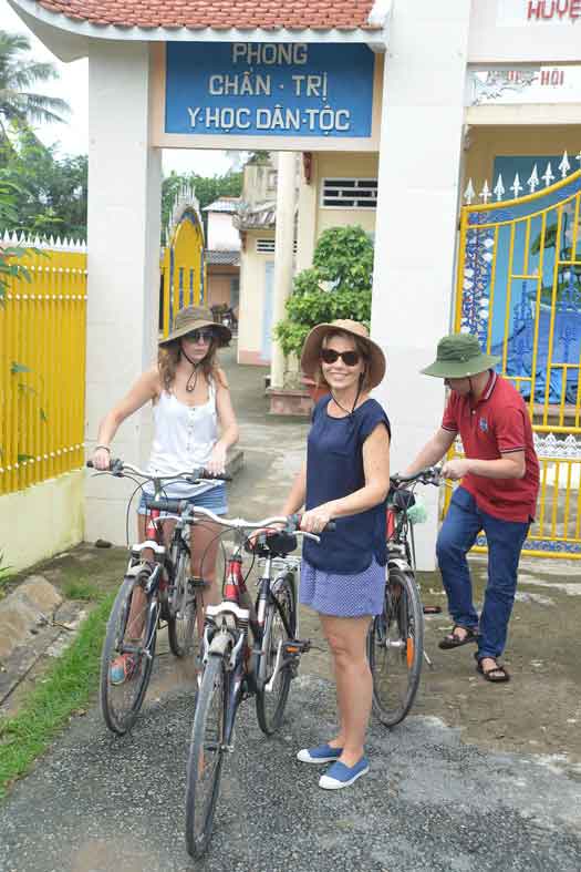Au moment de partir de la pagode, Go Cong, Sud Vietnam