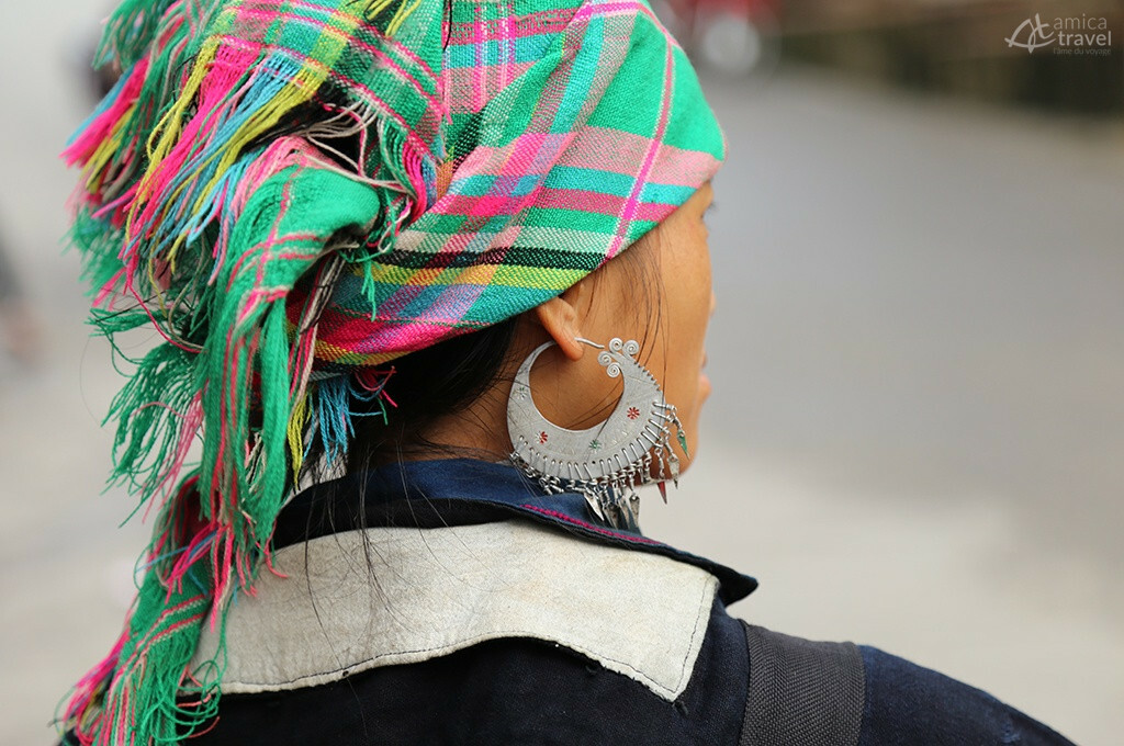 jeune femme hmong fleur