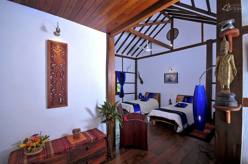 Chambre twin dans un ton bleu muang la lodge chambre bleue