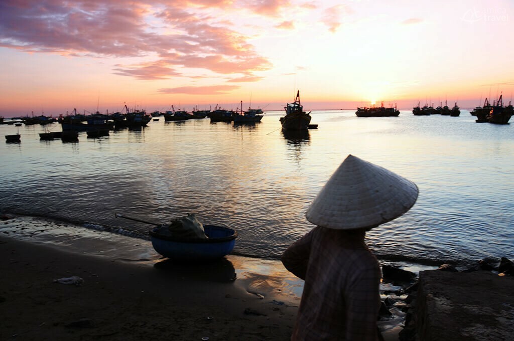 Coucher de soleil sur le port de Nha Trang ville portuaire nha trang centre vietnam