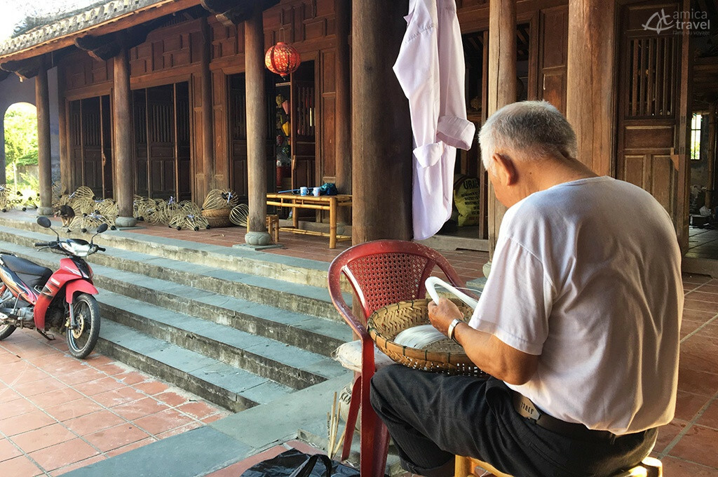 Homme age confectionne lanterne