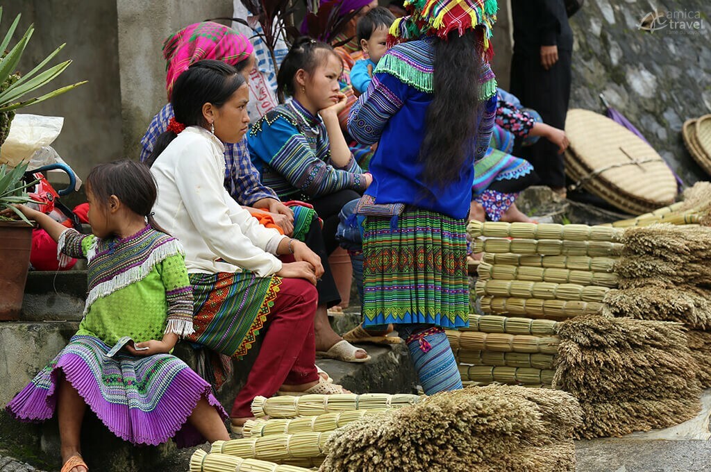 vendeuse balai marché Bac Ha