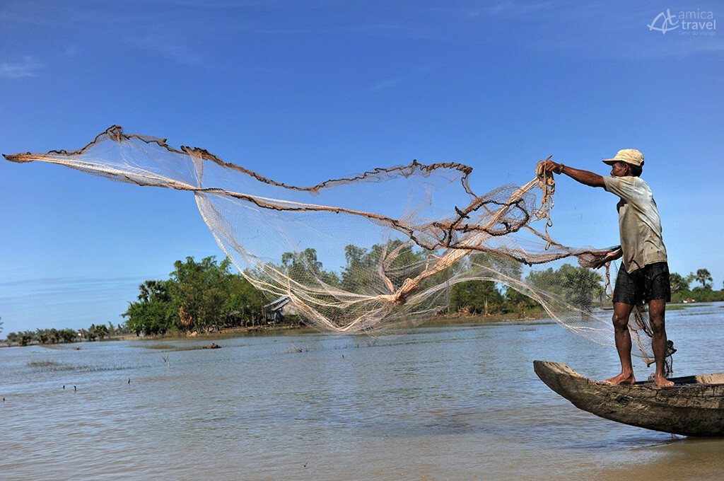 pecheur lancant filet