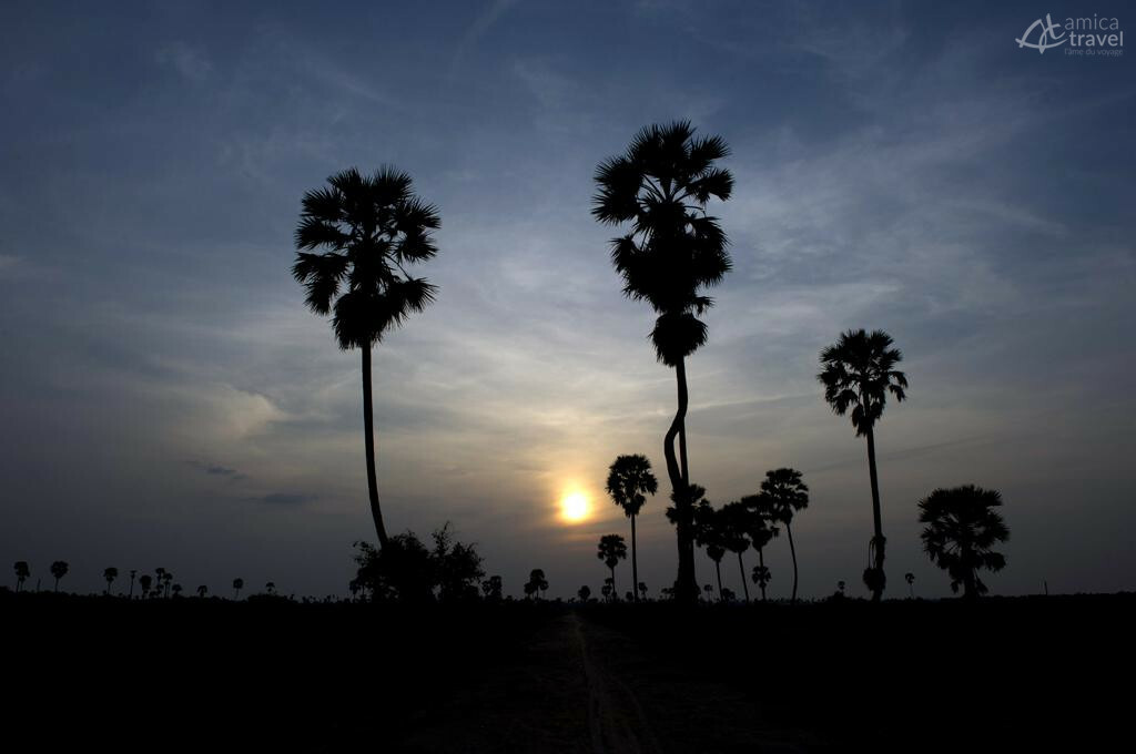 Crépuscule au village coucher soleil