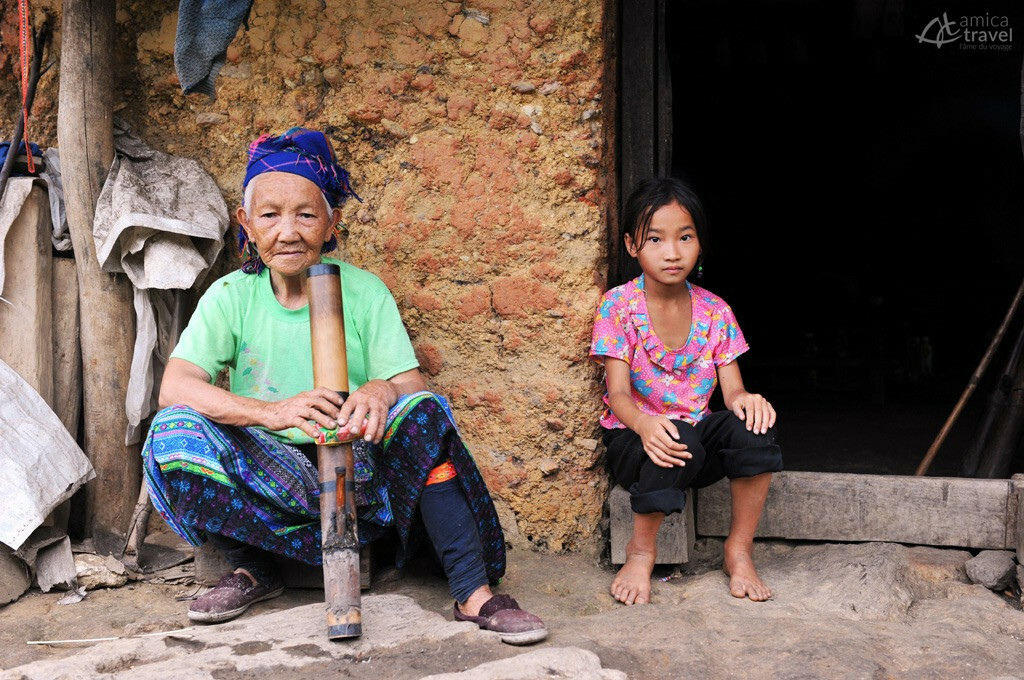 Portrait d'une grand-mère et sa petite fille phu ta ca ha giang