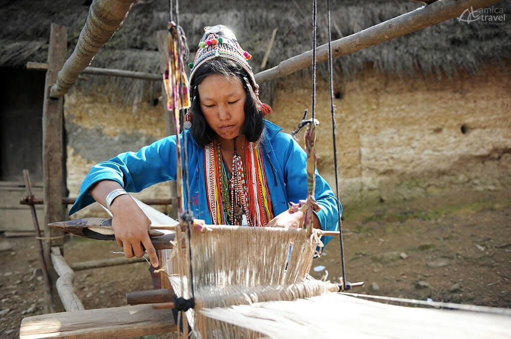 Femme Opa tissant une étoffe tissage village Opa Phongsaly Nord Laos