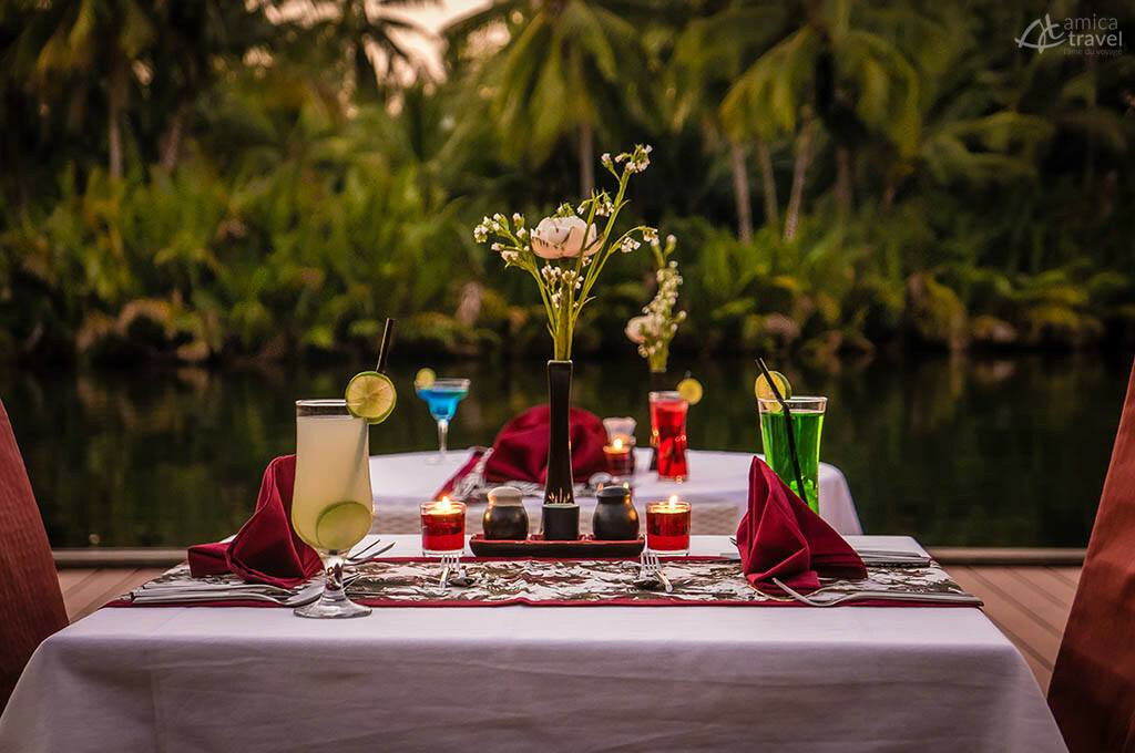 Dîner romantique en bord de rivière restaurant table Canvas & Orchids Retreat