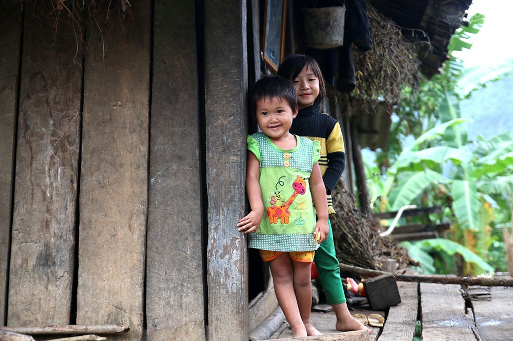 deux enfants jouent cache cache