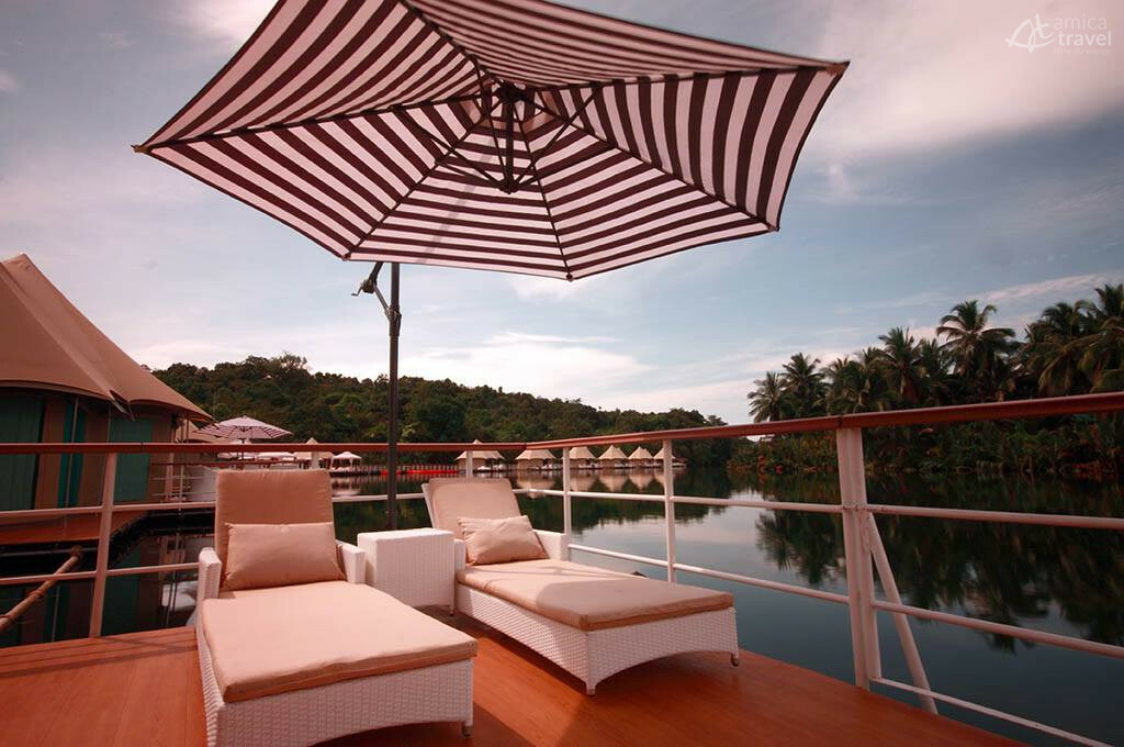 Le parasol et les transats sont de rigueur pour se prélasser parasol transat Canvas & Orchids Retreat