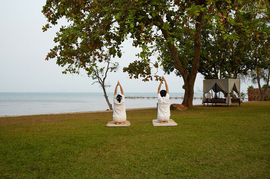 Séance de Yoga au bord de la mer yoga knai bang chai Kep Cambodge