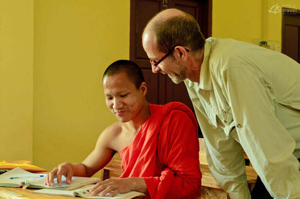 M. Leherpeur rencontre un moine à Luang Prabang Leherpeur rencontre moine