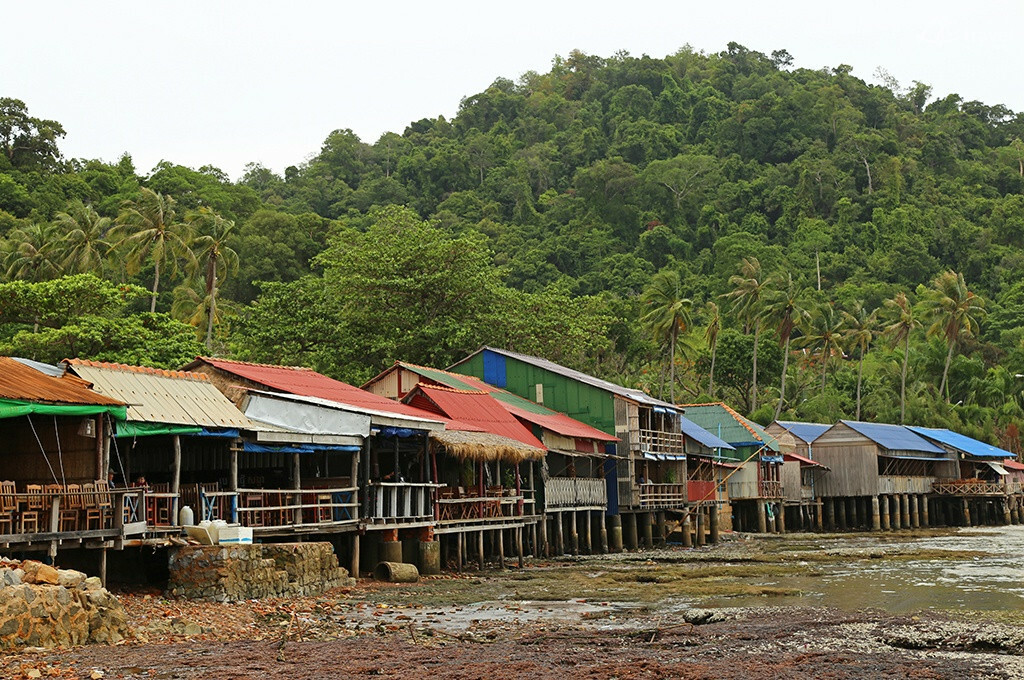 Le marché aux crabes à marée basse et surmonté par le parc national de Kep marche crabes maree basse surmonte par parc national kep