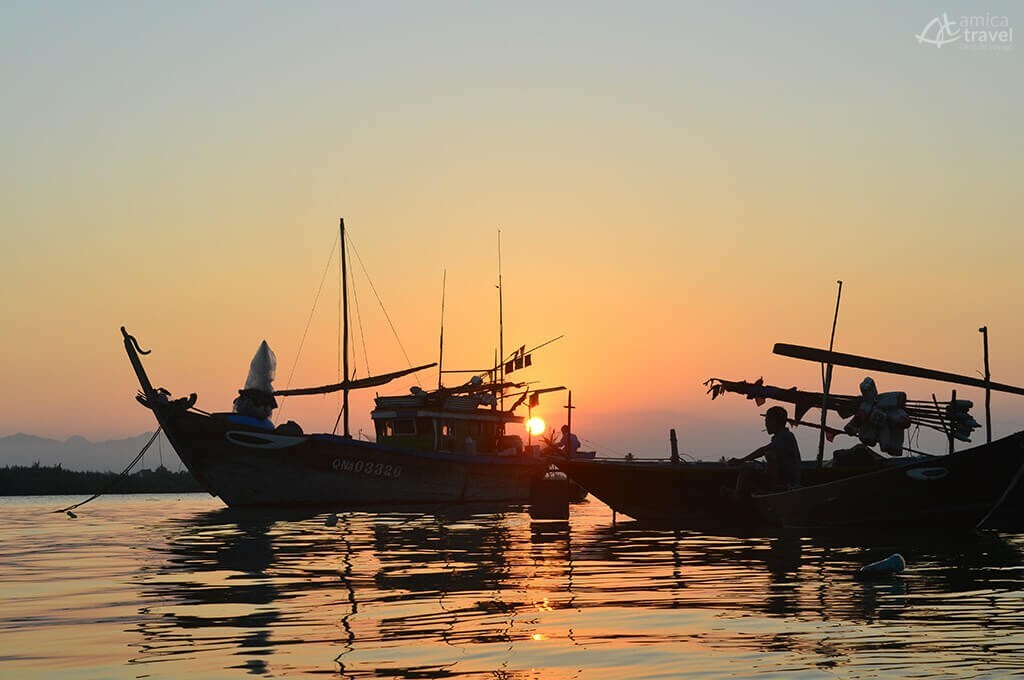 Lever du soleil sur la rivière de Thu Bon, Hoi An Lever du soleil sur la rivière de Thu Bon, Hoi An -