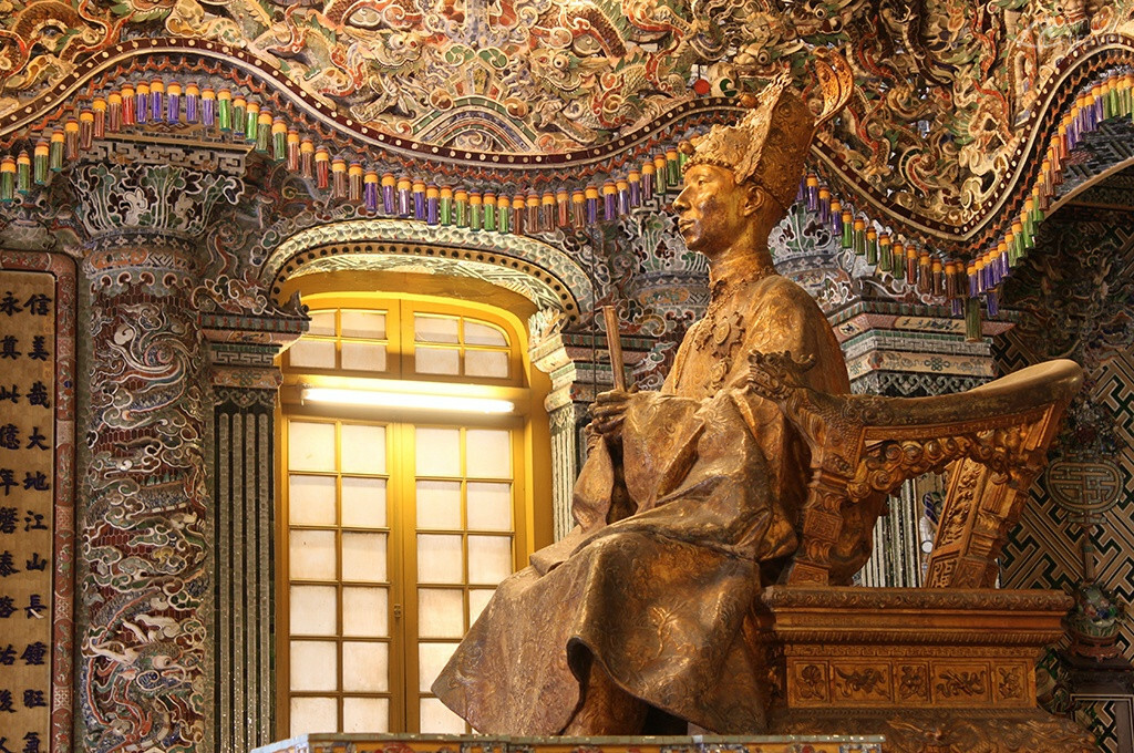 L'intérieur de la tombe impériale de Khai Dinh tombe imperiale khai dinh