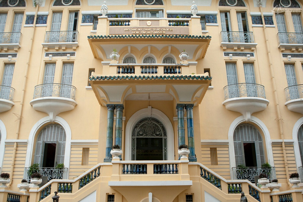 La superbe façade du musée des beaux-arts de Saïgon musee beaux arts Saigon