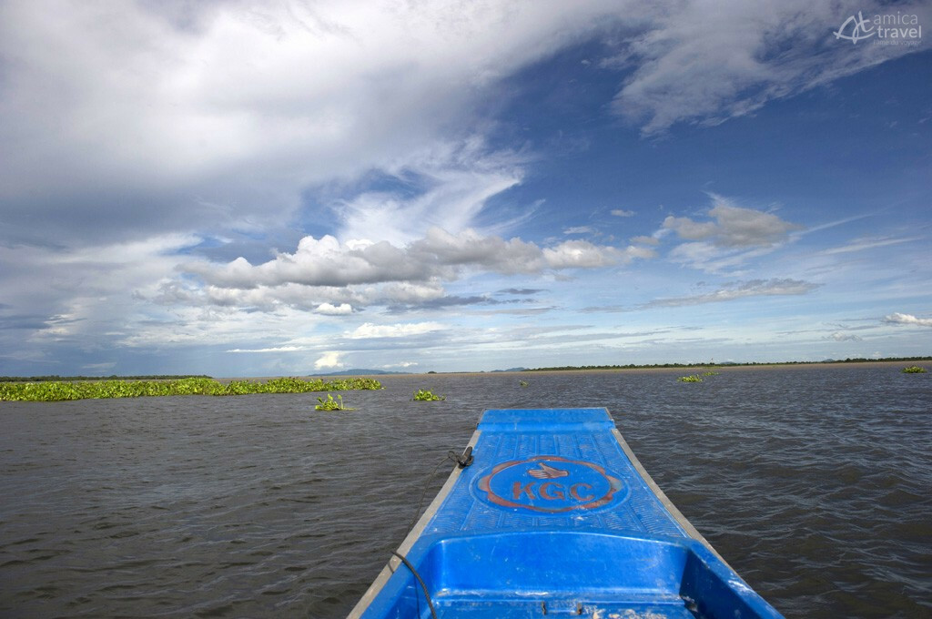 La proue d'un bateau sur le lac Tonlé Sap riviere stung sen