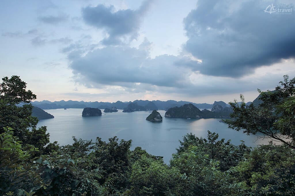 Vue panoramique sur la baie d'Halong panorama baie d'Halong