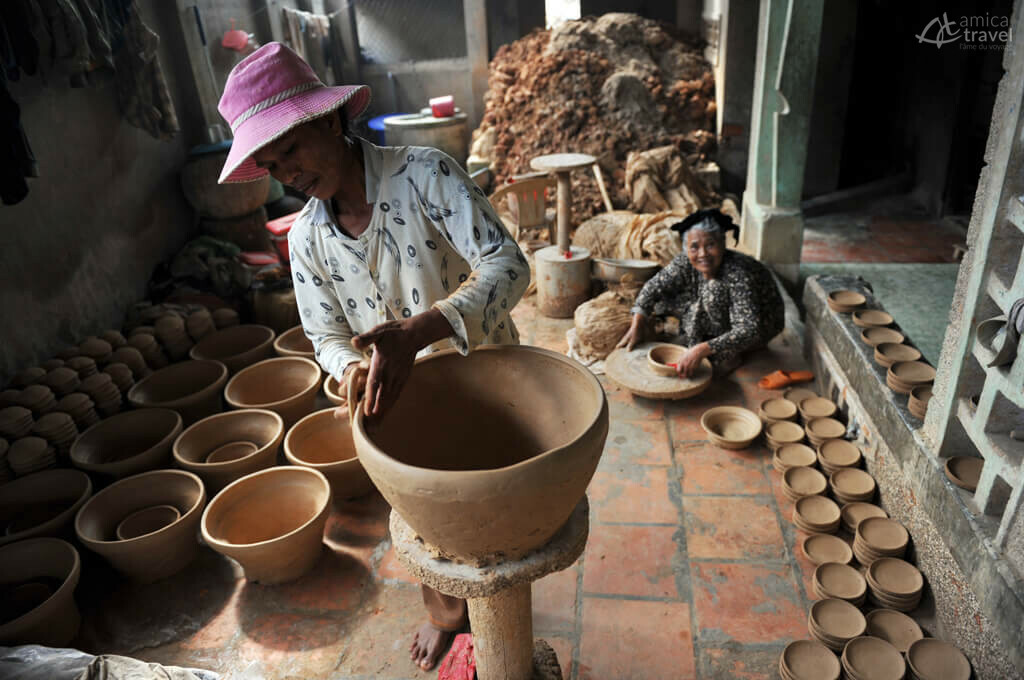Fabrication de poteries artisanales par les Chams poterie chams