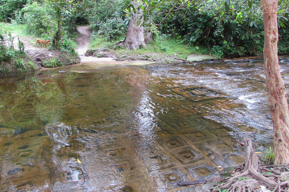 Les yoni, reprenant la vulve féminine, tapissent le fond de la rivière symboles lingas phnom kulen