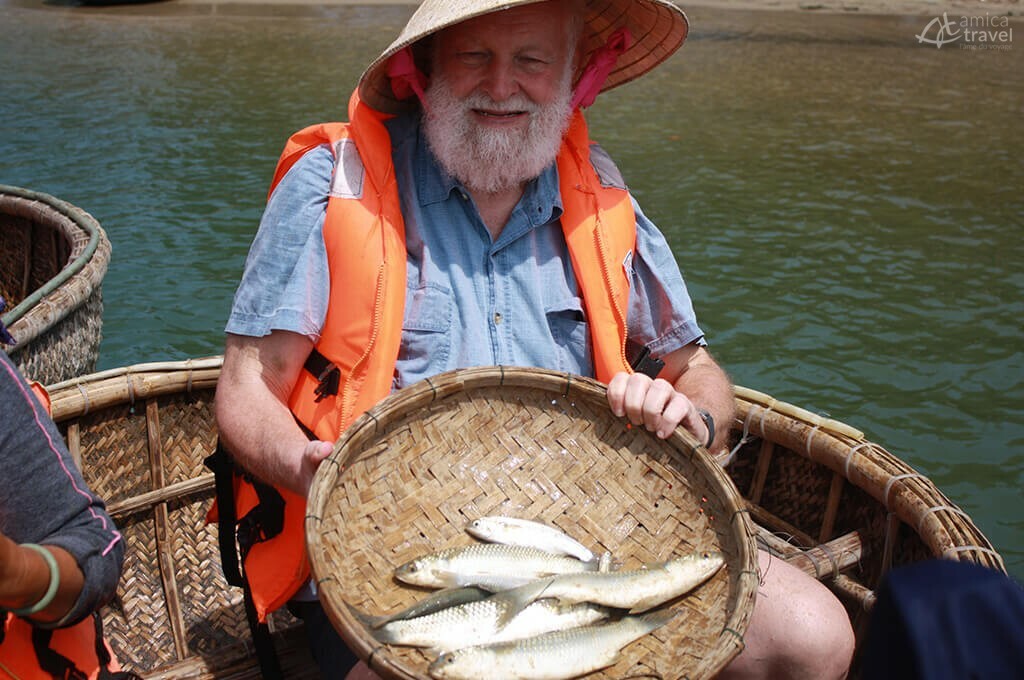 Pêche des poissons dans la campagne de Hoi An, Vietnam Pêche des poissons dans la campagne de Hoi An -