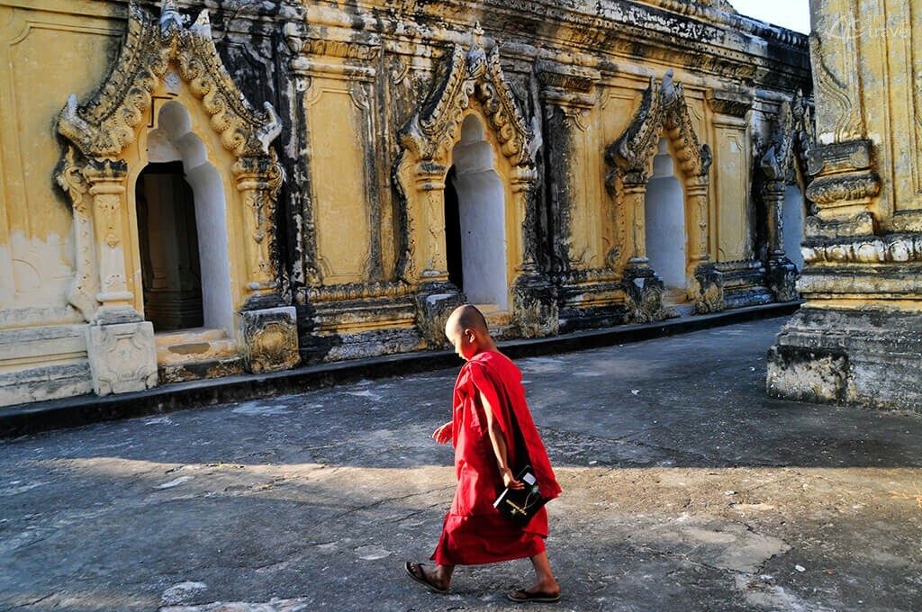 jeune novice Bagan Birmanie