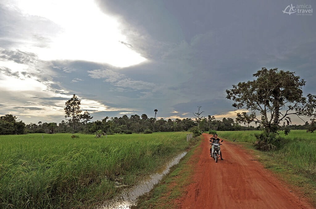 Chemin vers un village de Kirimanon au Cambodge -