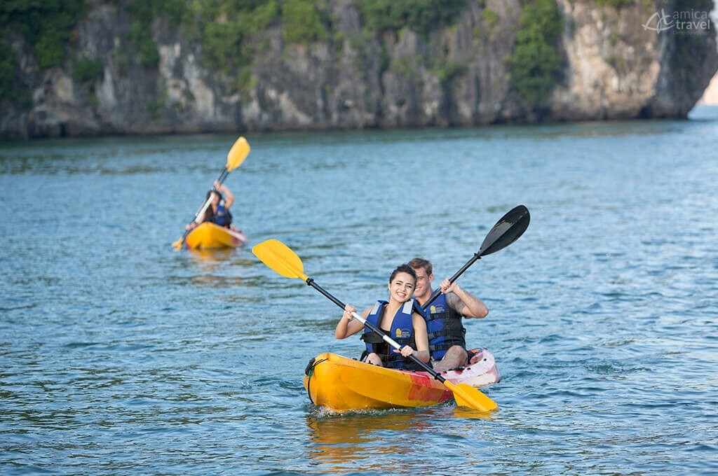 Faire du kayak baie d'Halong