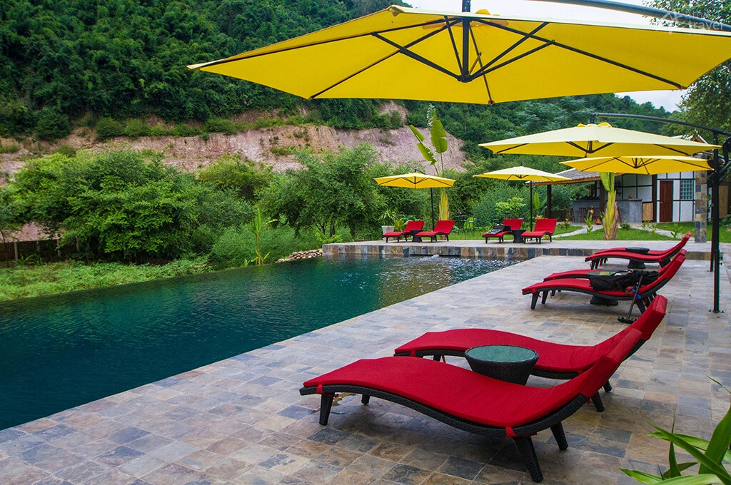 Piscine à l'eau chaude de source naturelle pisine vue montagne