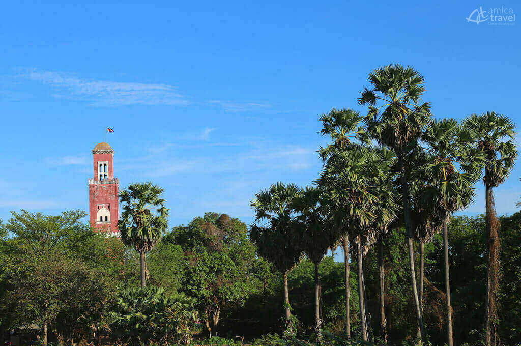 La silhouette d'un minaret silhouette minaret