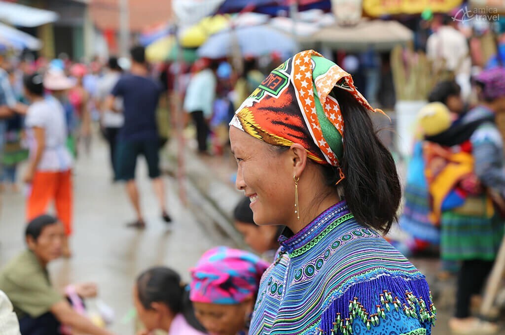 sourire femme hmong marché Bac Ha