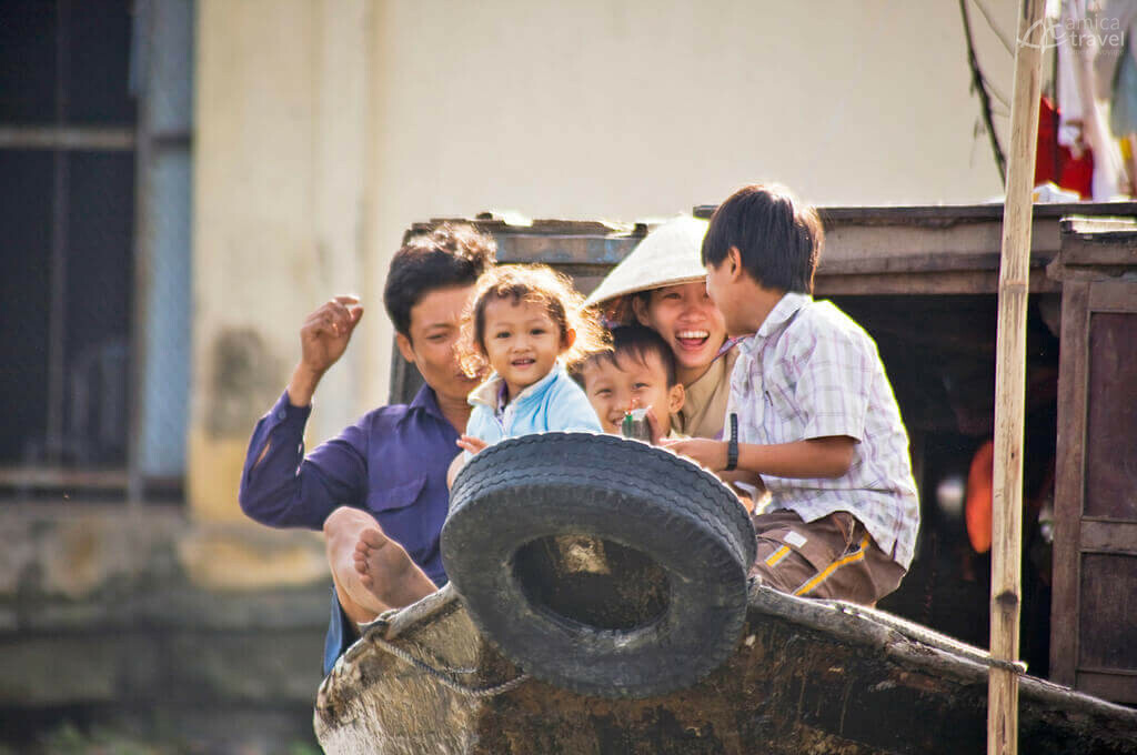 Famille vivant sur un bateau famille bateau