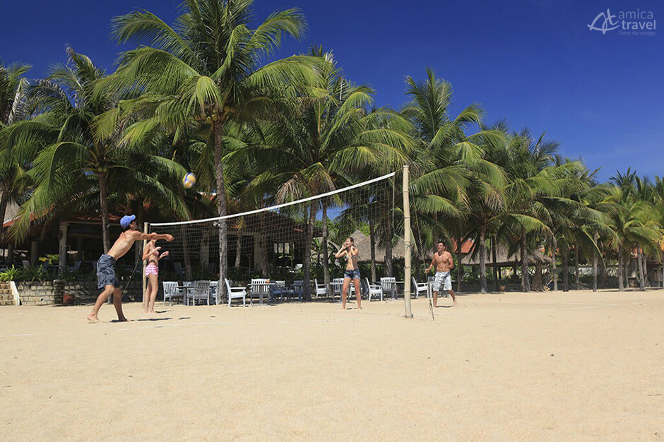 Partie de volley ball sur la plage de Nha Trang jouer volleyball plage nha trang