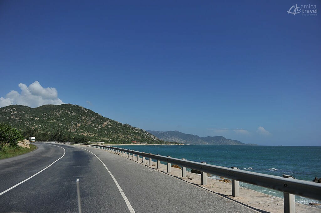 En bord de route, vue sur la mer panduranga au bord de la mer