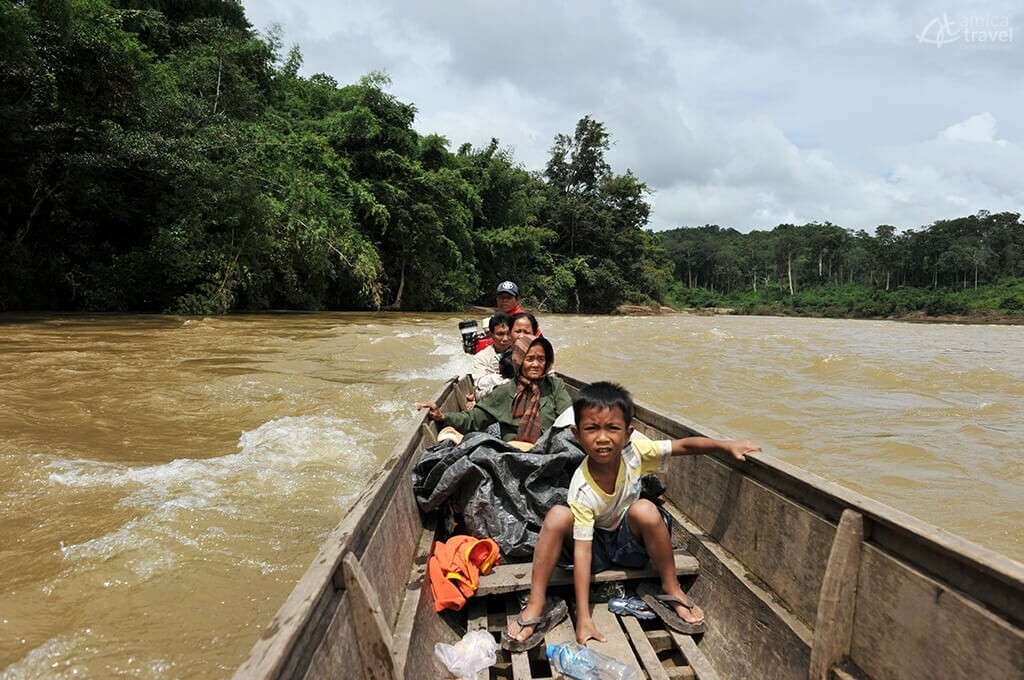 Bateau dans le rive du Xekong bateau rive xekong laos