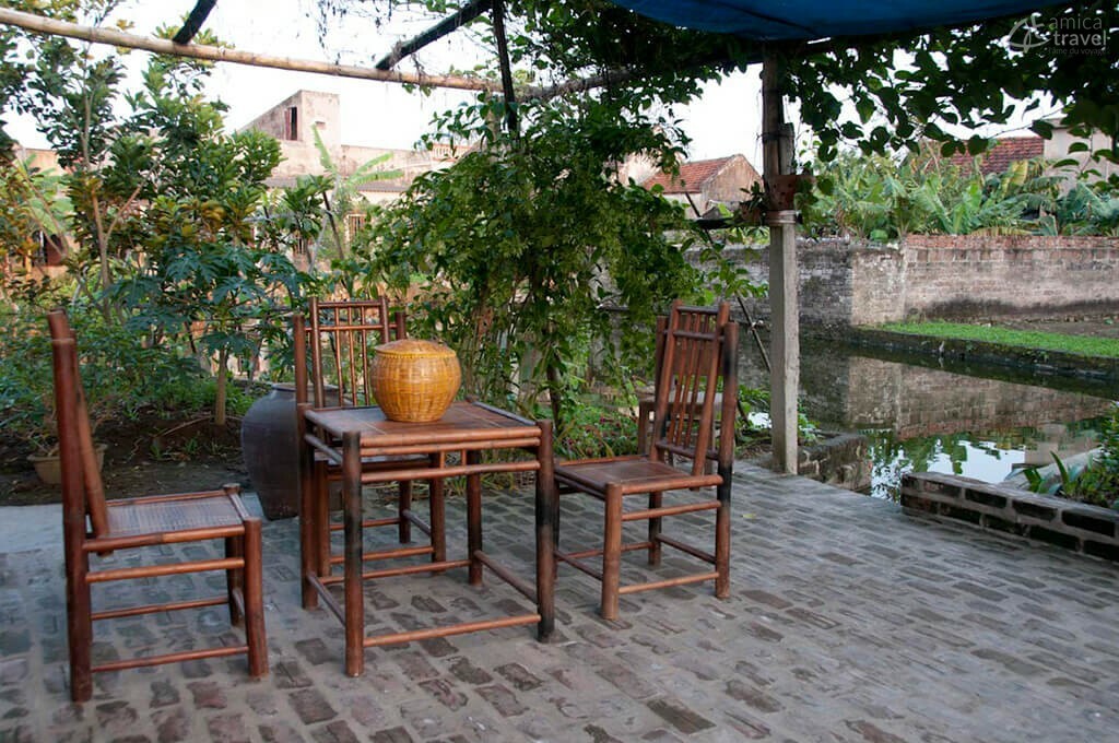 Vue sur la cour de M. Ich & Mme Dan Jardin chez Ich au village de Non Khe, Ninh Binh