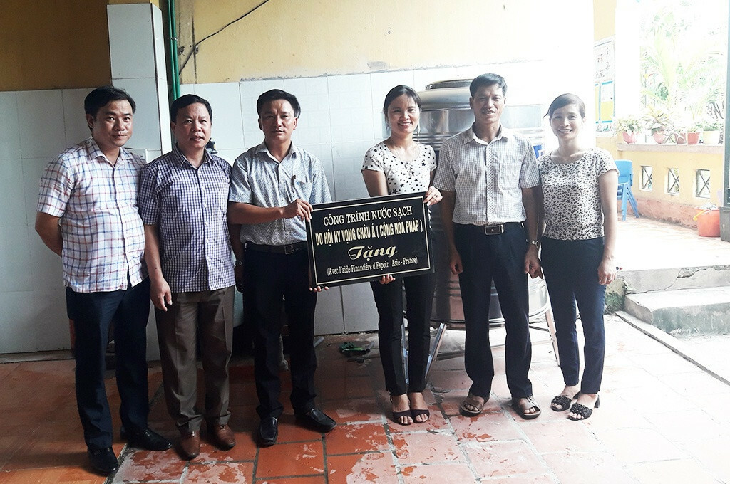 La remise de l'encart à l'école maternelle Kham Lang remise construction ecole maternelle kham lang
