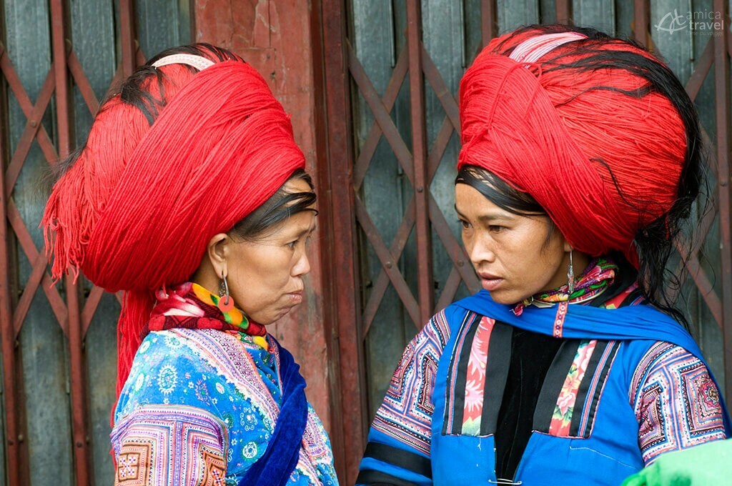 femme hmong rouge au marche de sapa vietnam