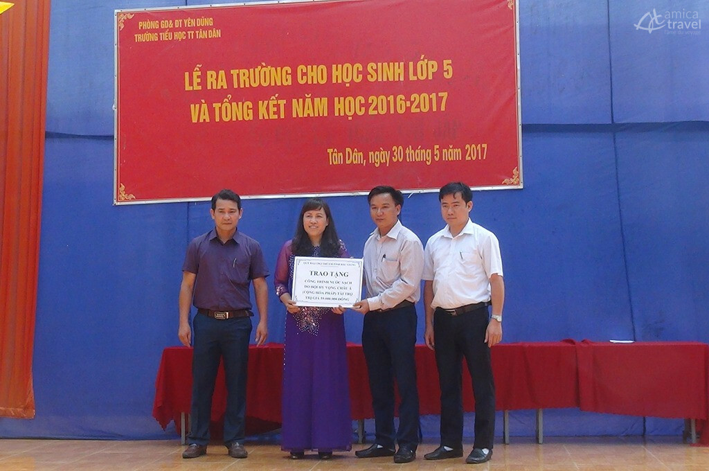 La remise du certificat ceremonie remise construction eau propre