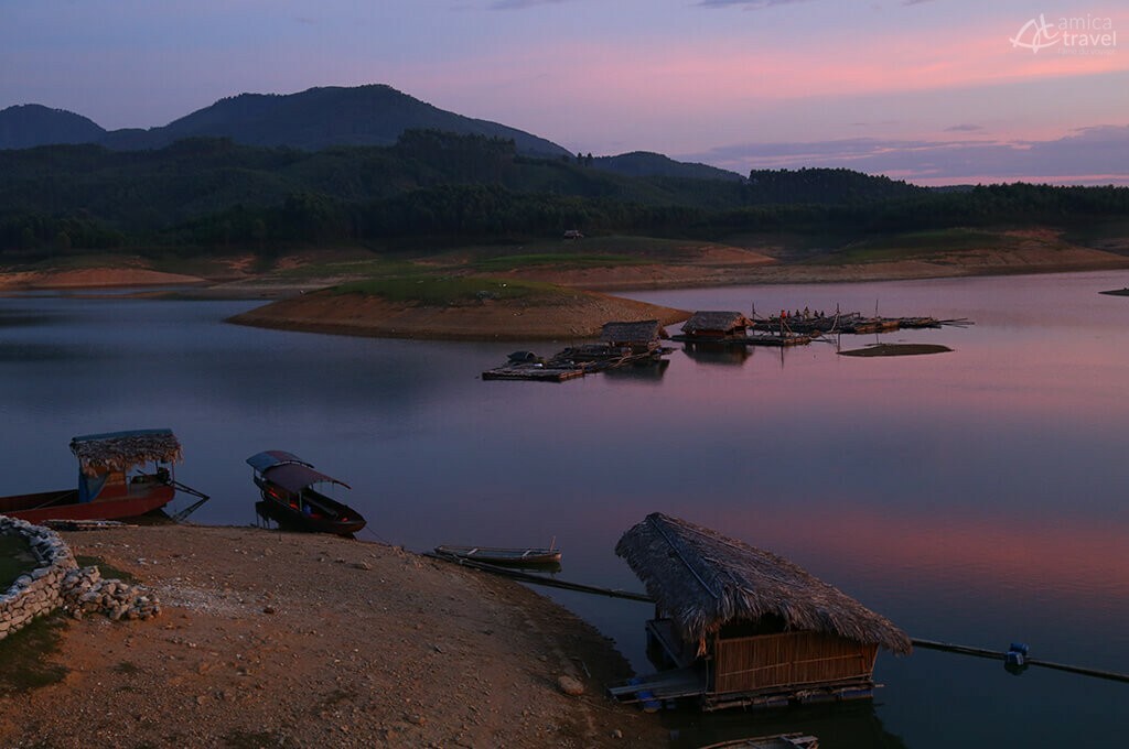 Le lac Thac Ba au crépuscule lac thac ba nord vietnam