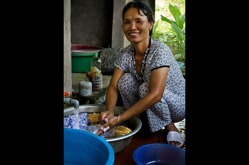 Mme Dan entrain de cuisiner rencontre avec mme Dan village Non Khe Ninh Binh Vietnam