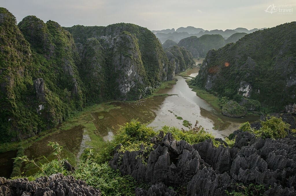 Tam Coc vu depuis le pic de Hang Mua tam coc baie d halong terrestre
