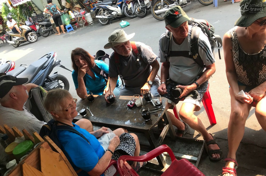 cafe comme un local a saigon