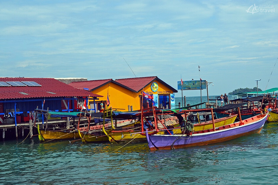 Paysage des maisons colorées en plein de la mer paysage colore plein mer