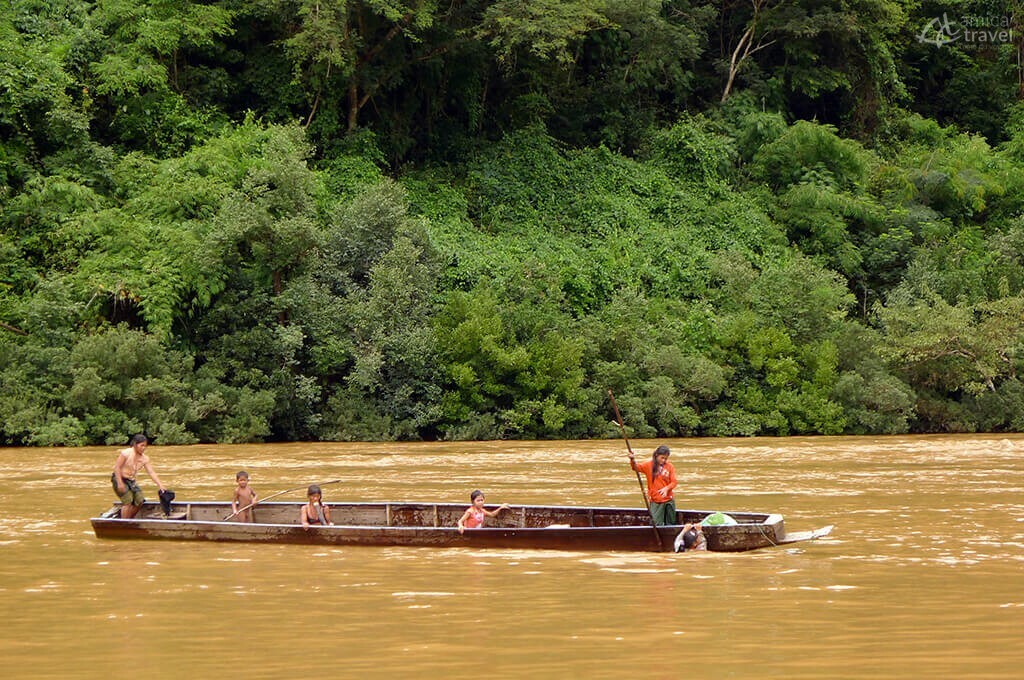 Bateau sur le rive du Xekong bateau rive xekong laos