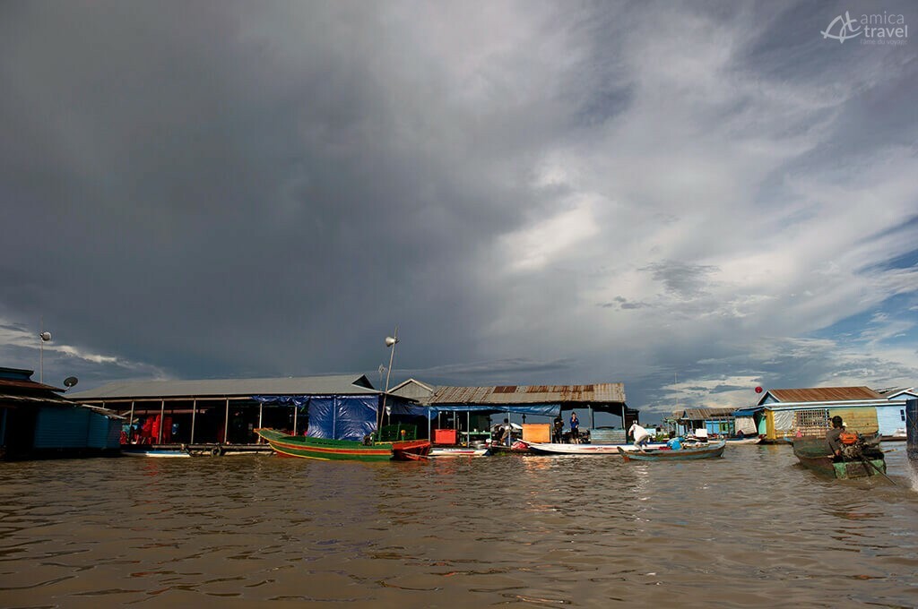 Une vie à flotaison d'eau immersion dans la vie aquatique chnook tru Tonle Sap Cambodge