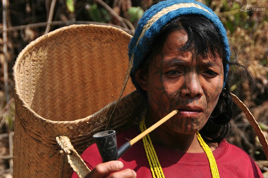 tatouage traditionnel de femme ethnique birmanie