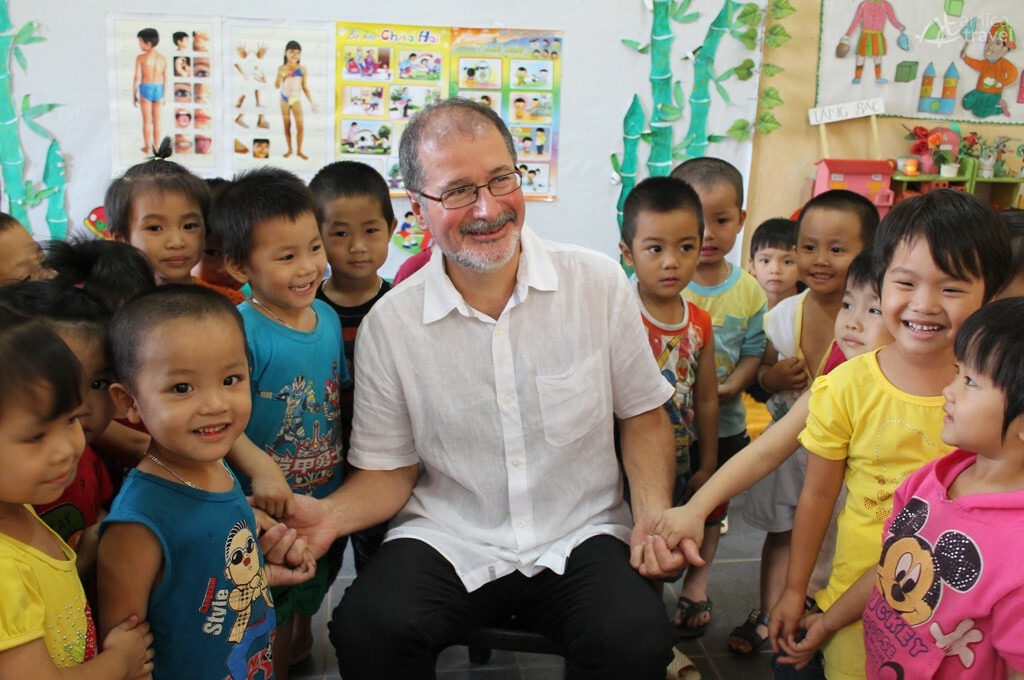 M. Laurent et enfants ecole maternelle