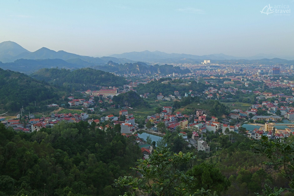 reliefs karstiques entourent Lang Son