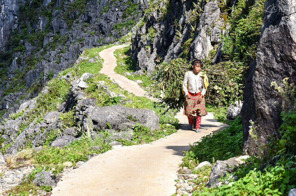 chemin flanc falaise
