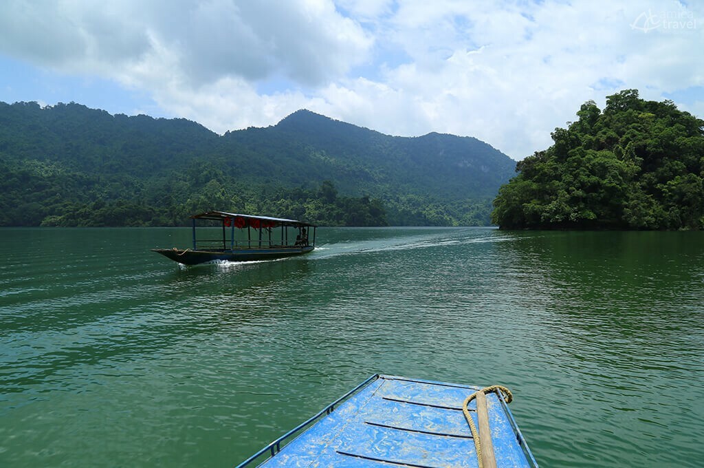 Bateau sur le lac de Ba Be Bac Kan